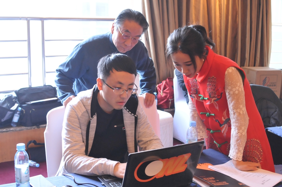 楼世芳王香如围观时越讲解