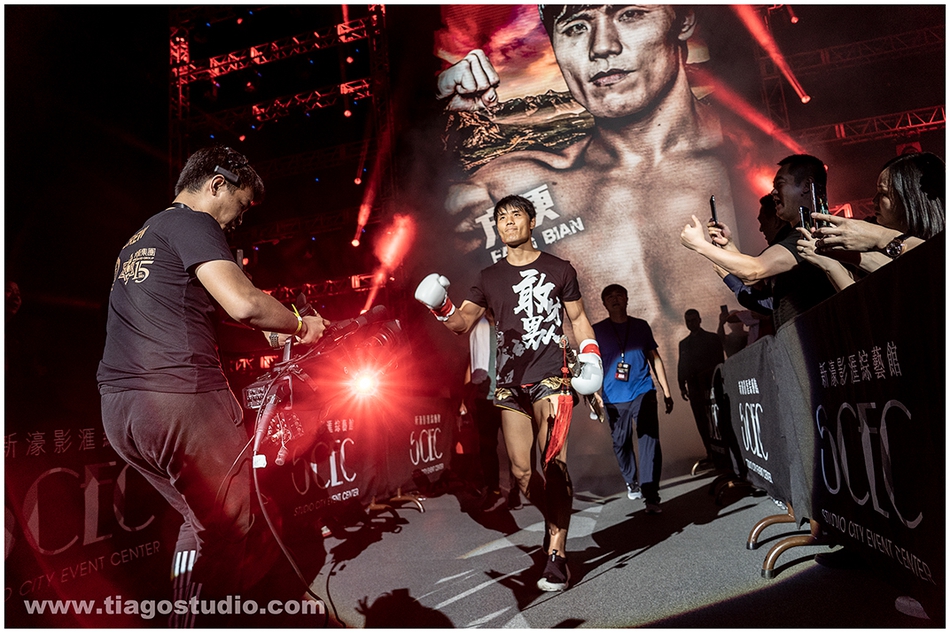 搏击争霸赛精彩集锦:方便大胜巴西名将