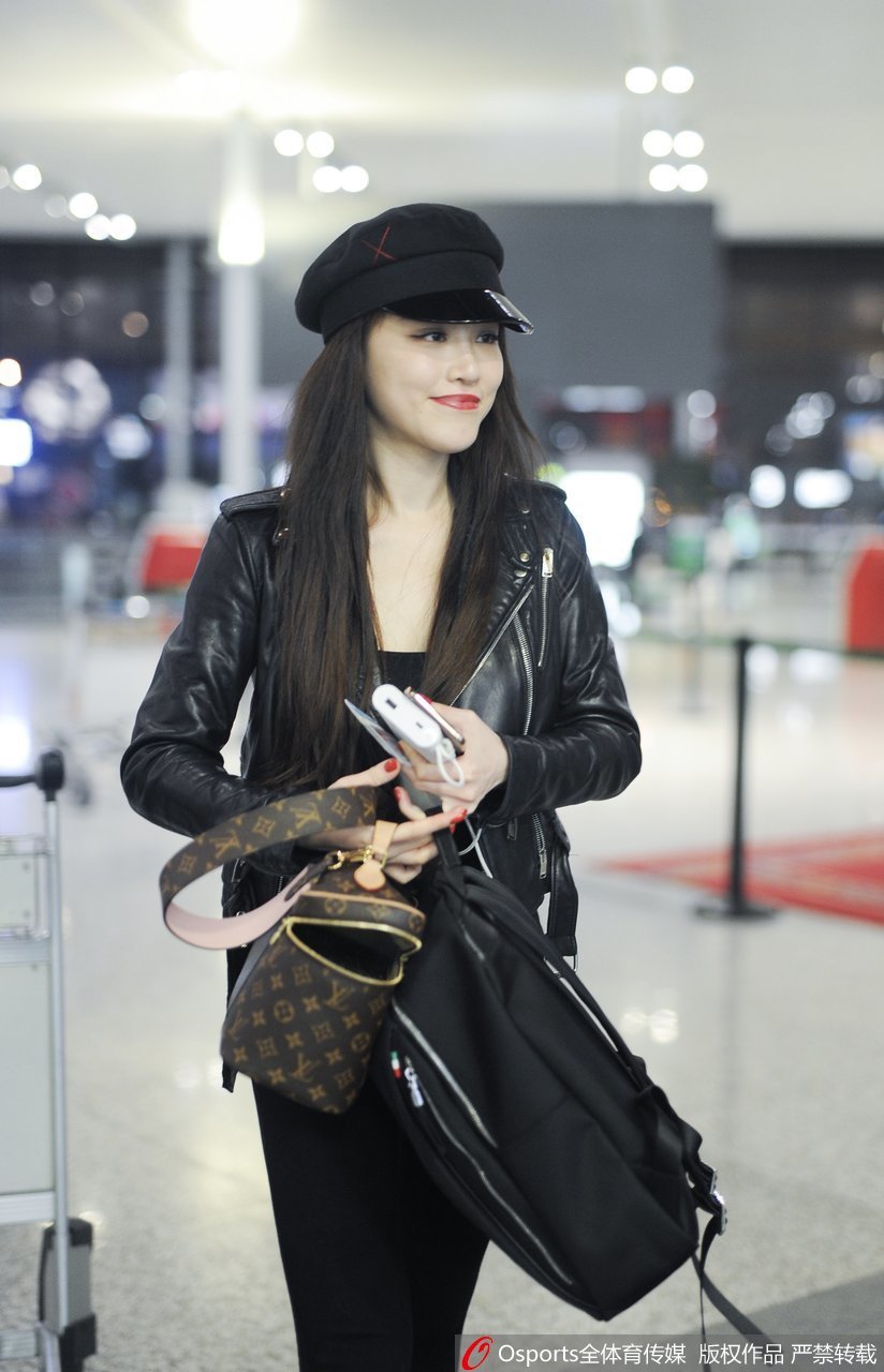 刘翔前妻葛天现身上海虹桥 满面笑容气色好