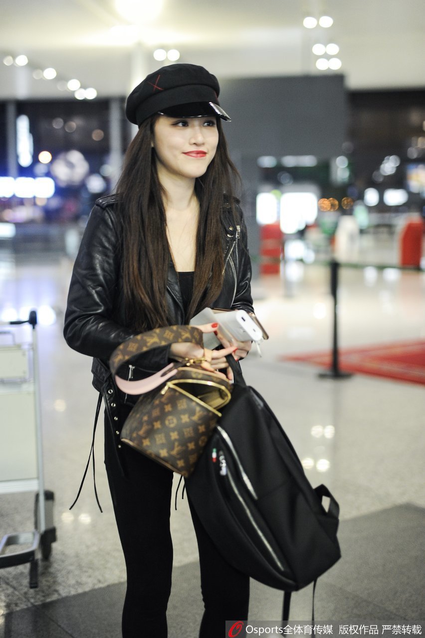 刘翔前妻葛天现身上海虹桥 满面笑容气色好