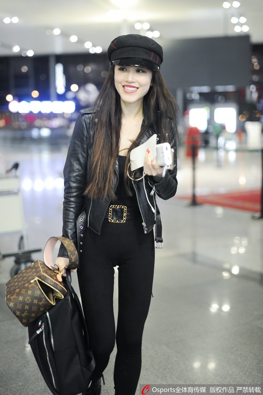 刘翔前妻葛天现身上海虹桥 满面笑容气色好