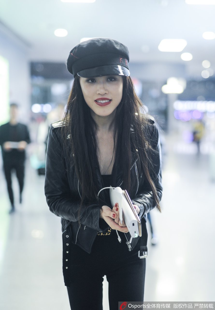 刘翔前妻葛天现身上海虹桥 满面笑容气色好