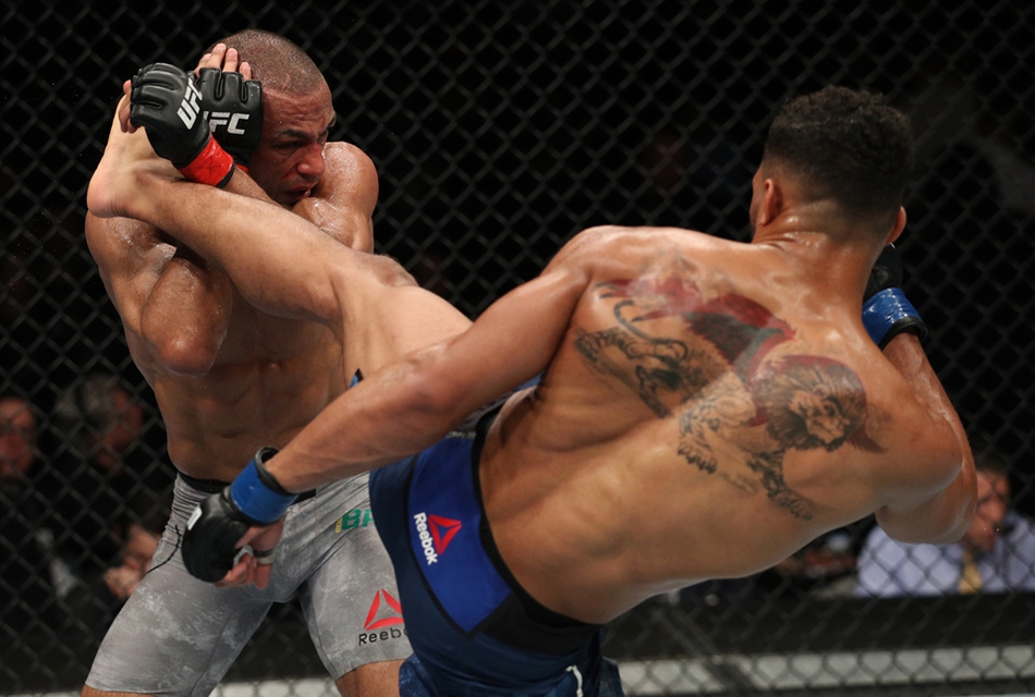 头条大战中,凯文-李重创埃德森-巴博萨,使得对手因伤势过重而在第五