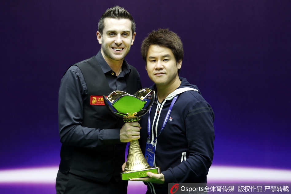 斯诺克中国赛塞尔比捧杯夺冠