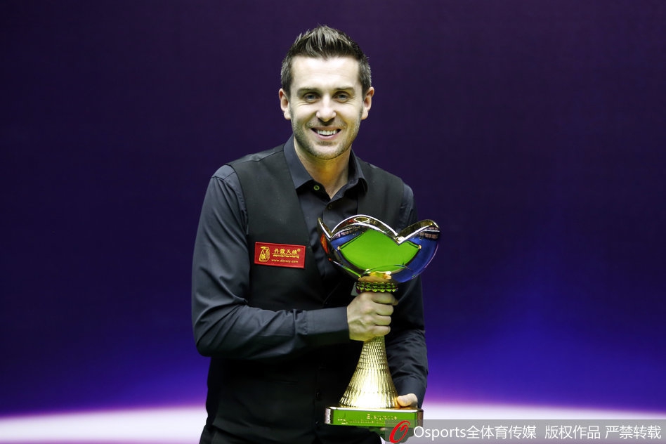 斯诺克中国赛塞尔比捧杯夺冠