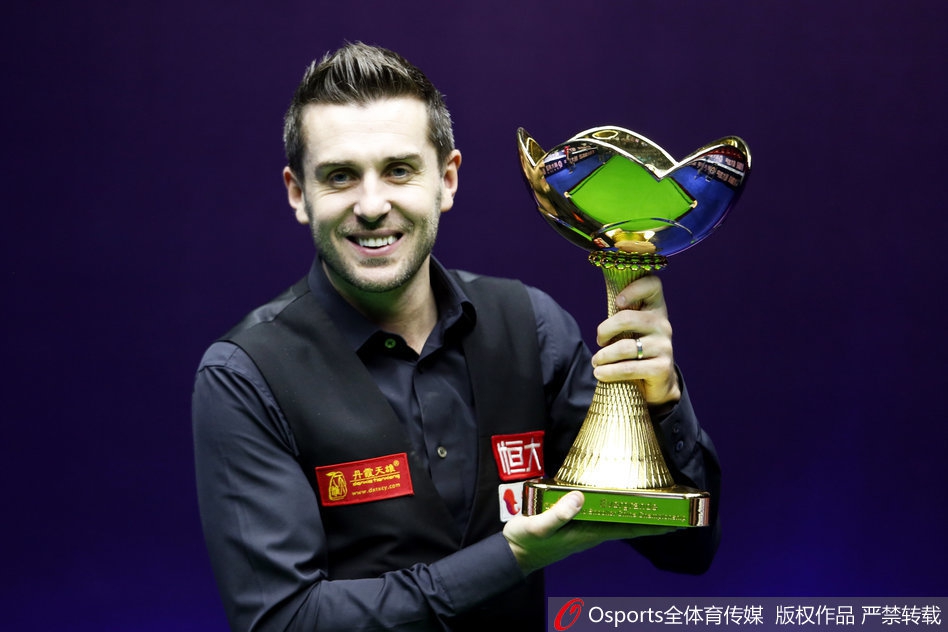 斯诺克中国赛塞尔比捧杯夺冠