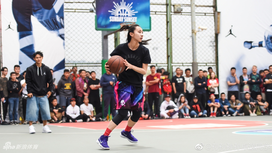 可以很酷也可以很可爱 她最爱的就是打球！