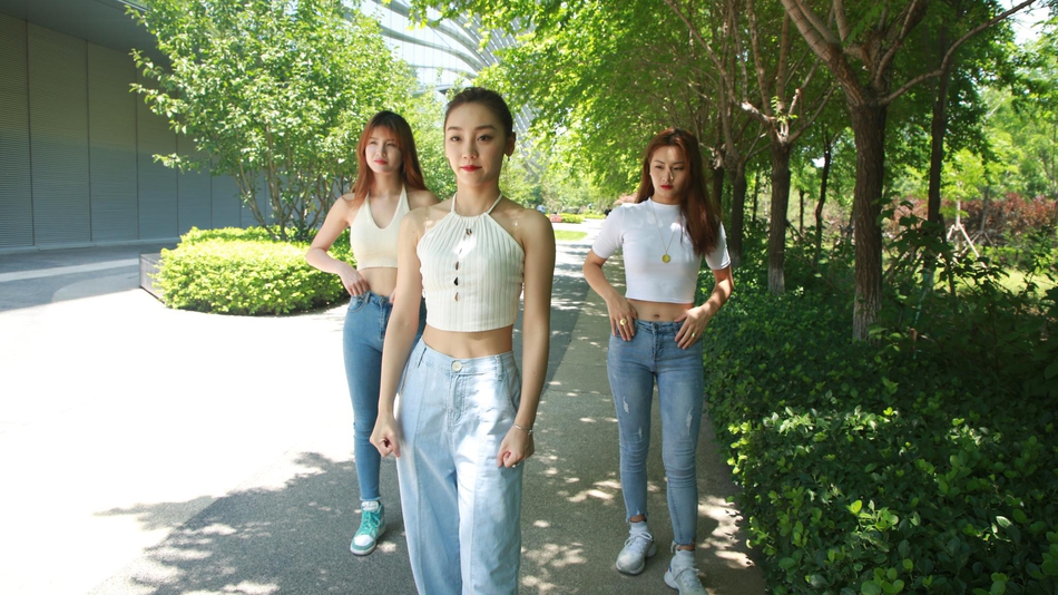 高颜值!女神啦啦队做客新浪