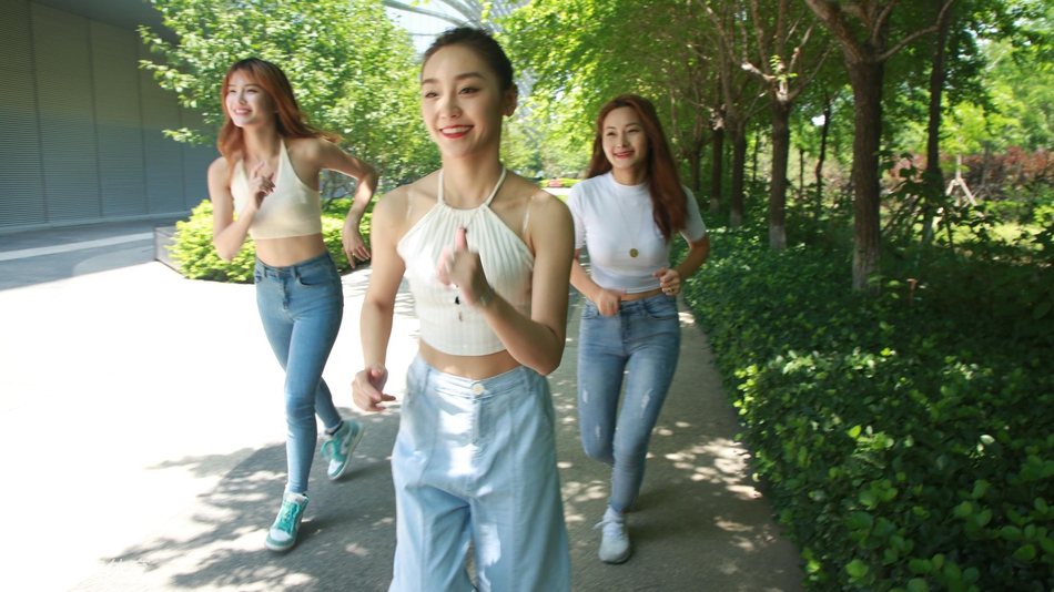 高颜值!女神啦啦队做客新浪