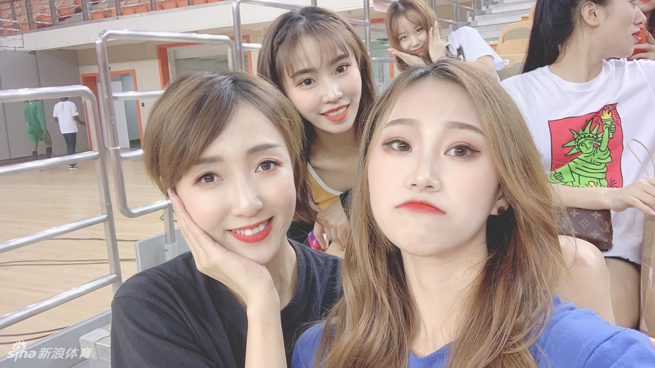 可爱!啦啦队助威女篮热身连胜