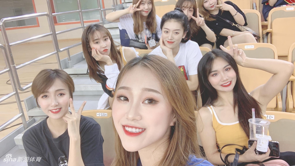 可爱!啦啦队助威女篮热身连胜