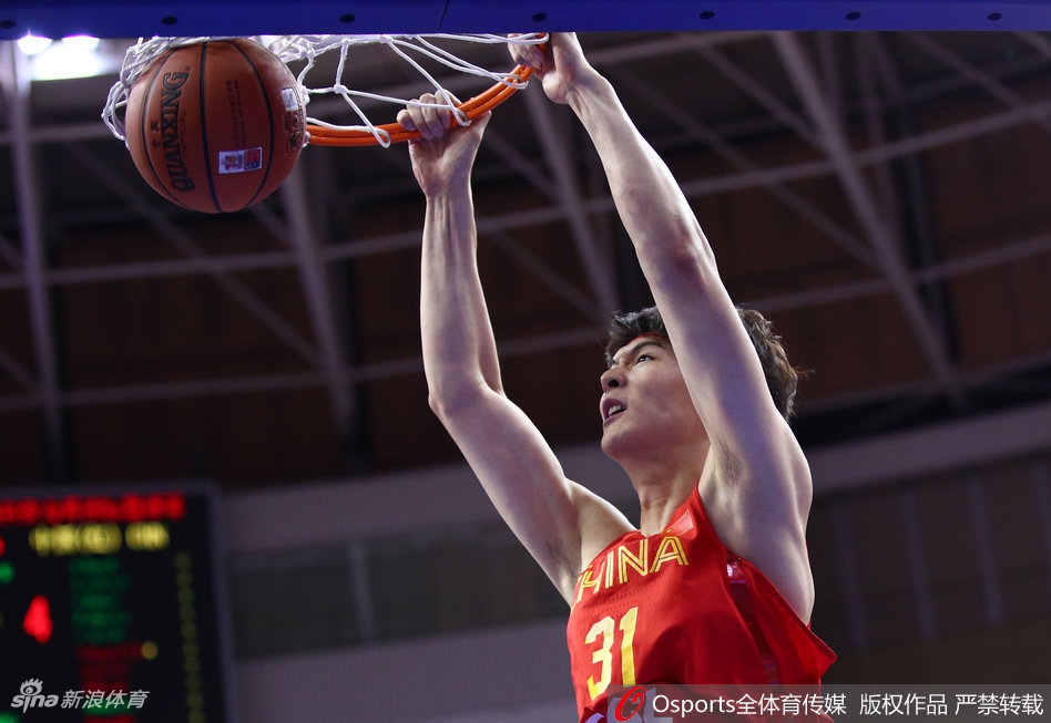 斯杯首日：中国男篮红队77-72突尼斯