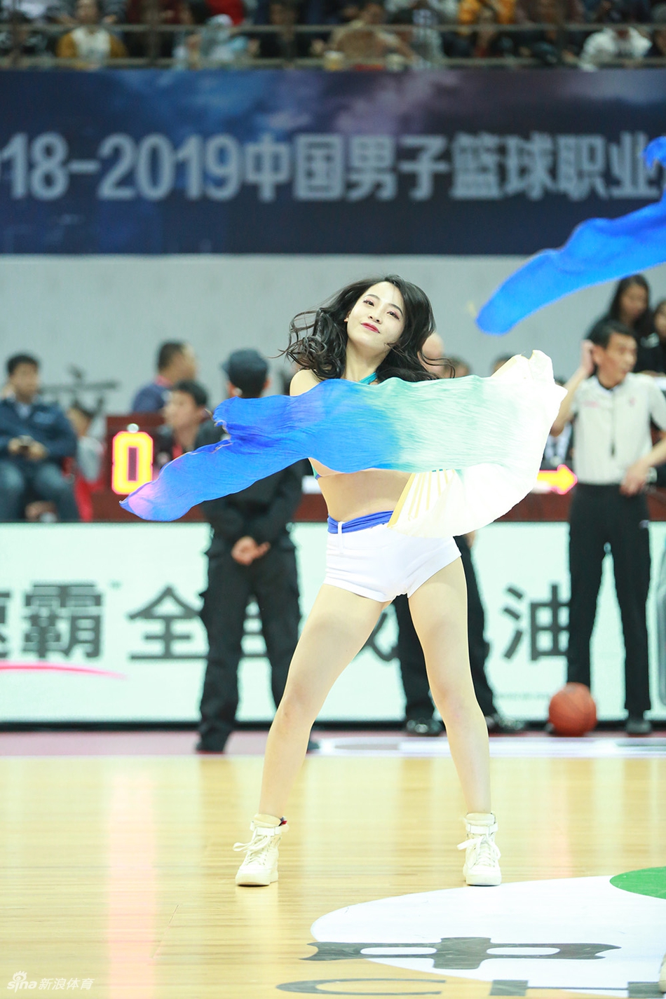 不放假！肯帝亚啦啦队热舞助阵性感撩人