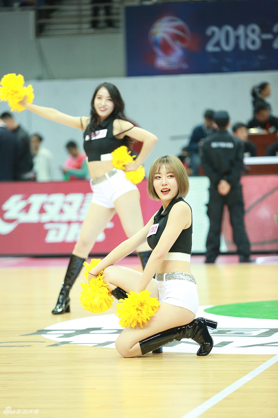 不放假！肯帝亚啦啦队热舞助阵性感撩人