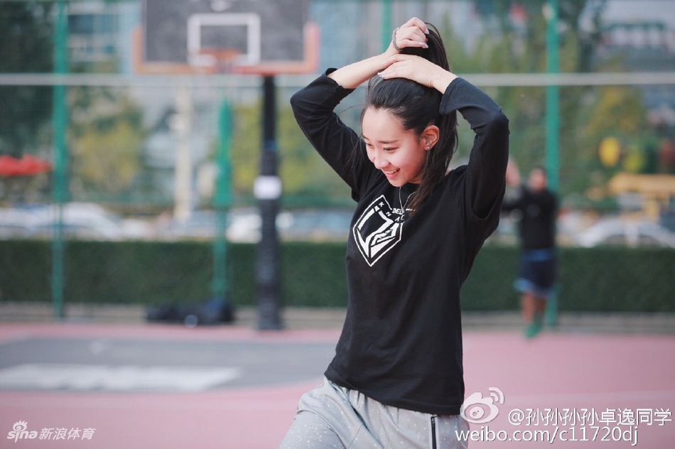 可以很酷也可以很可爱 她最爱的就是打球！