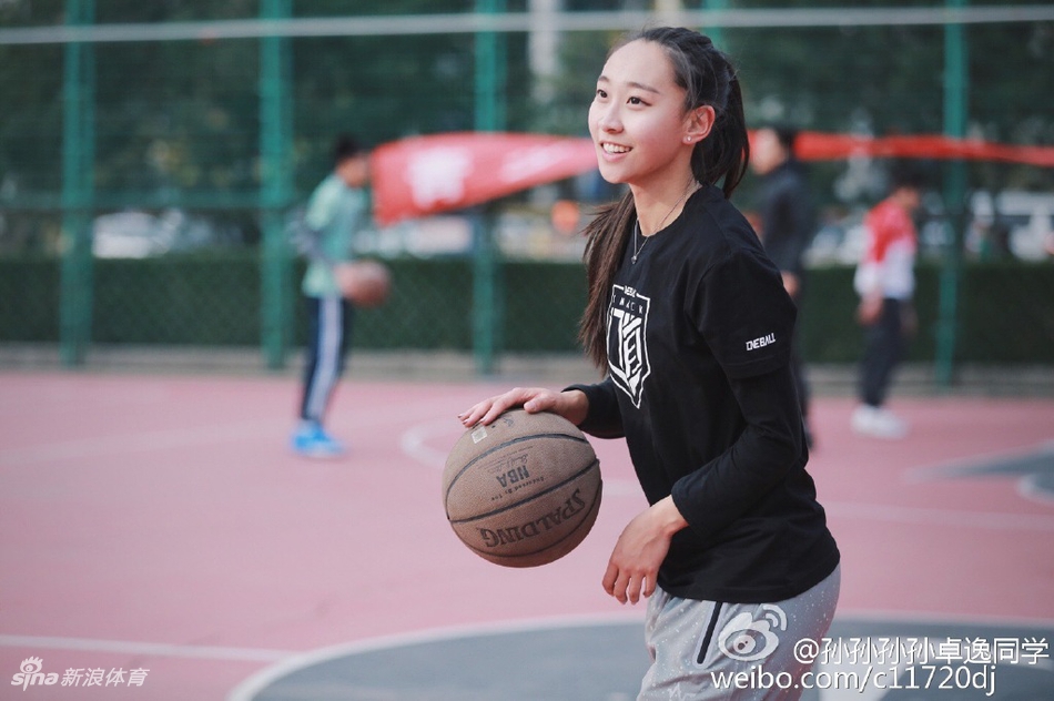 可以很酷也可以很可爱 她最爱的就是打球！