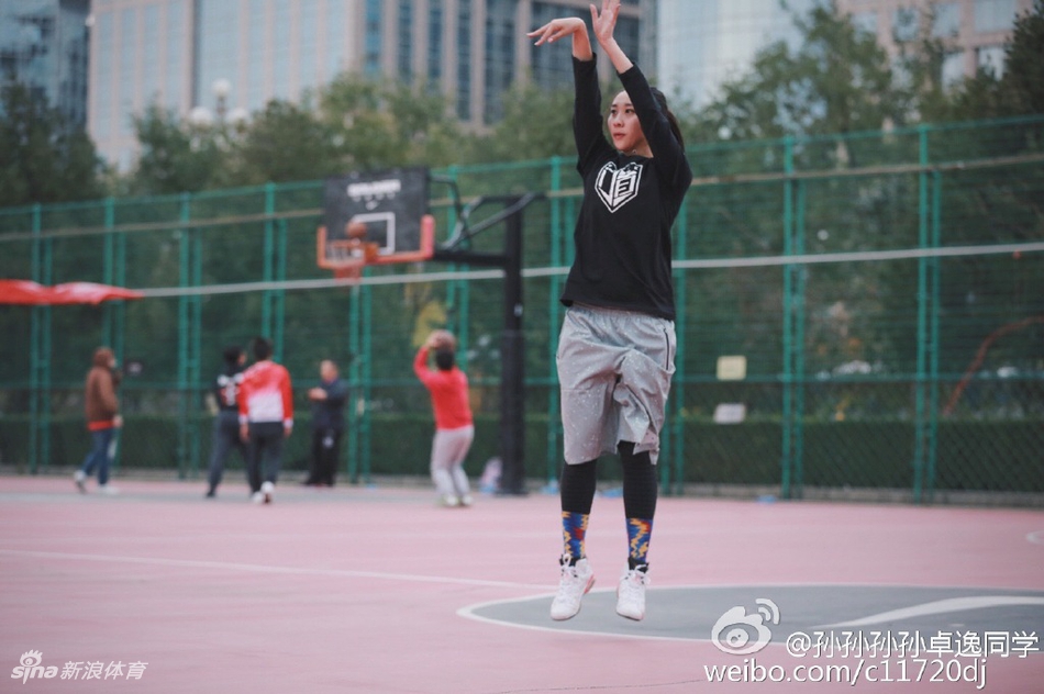 可以很酷也可以很可爱 她最爱的就是打球！