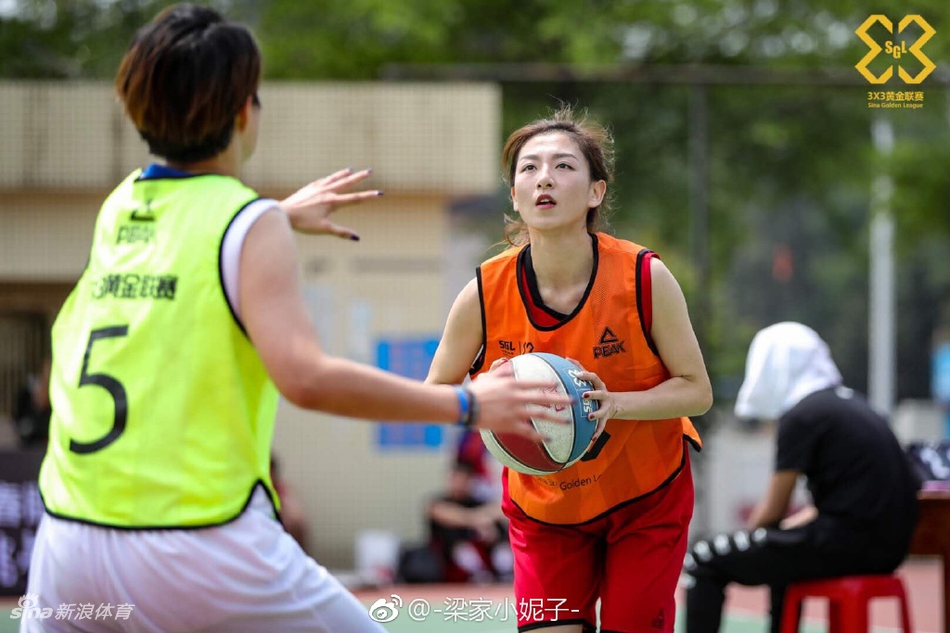 球技最好的学霸姐姐 想跟她打球!