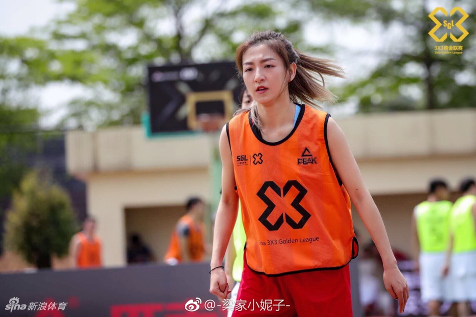 球技最好的学霸姐姐 想跟她打球!