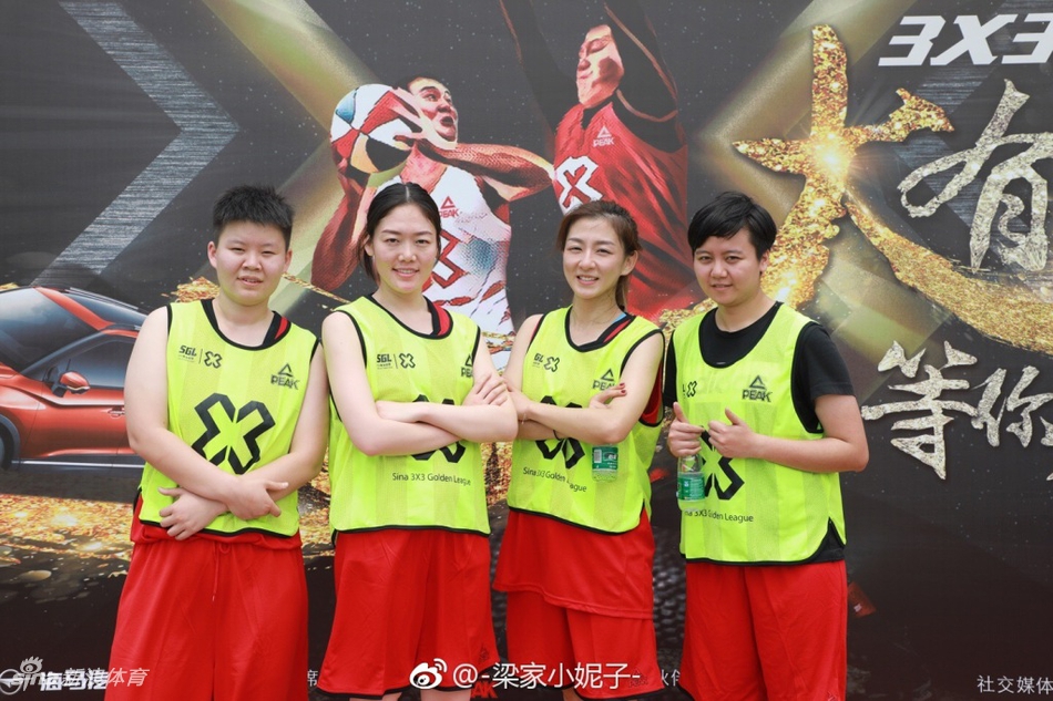 球技最好的学霸姐姐 想跟她打球!