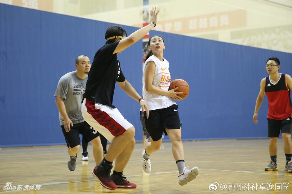 可以很酷也可以很可爱 她最爱的就是打球！