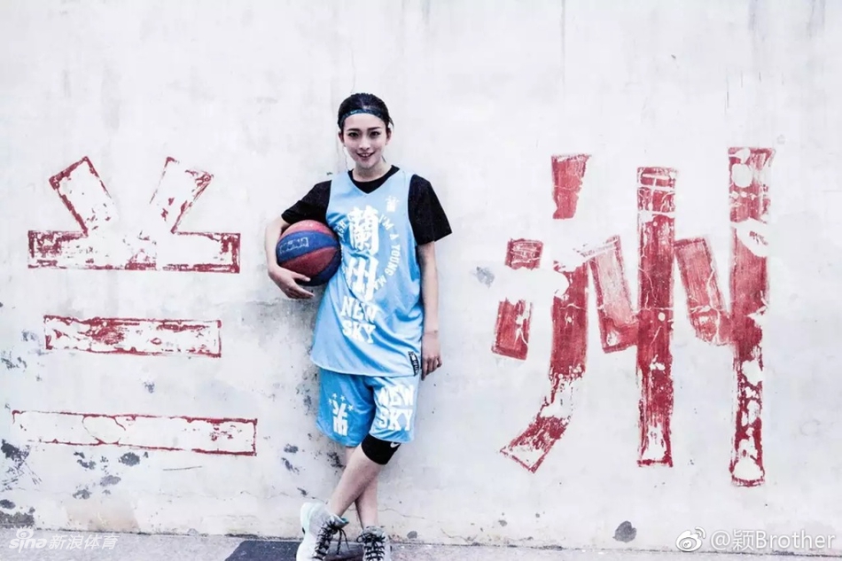 女生也能玩街球!她炫技你学不来!