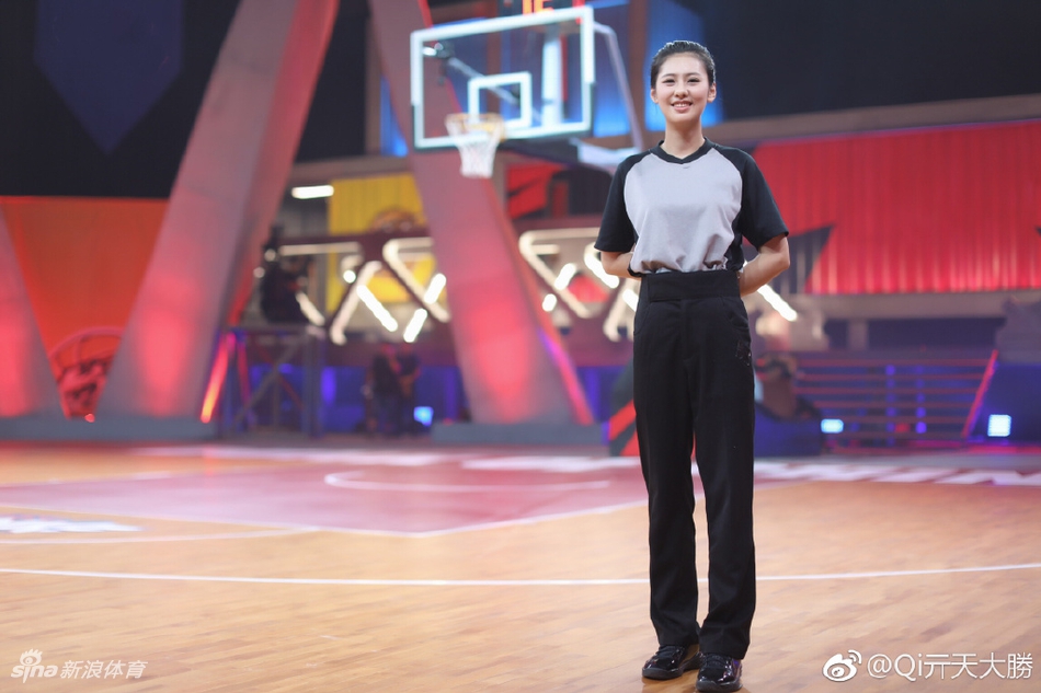 最美女裁判!这次她要上场打球啦