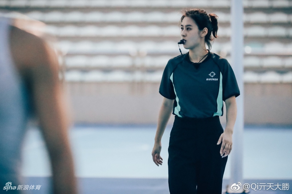 最美女裁判!这次她要上场打球啦