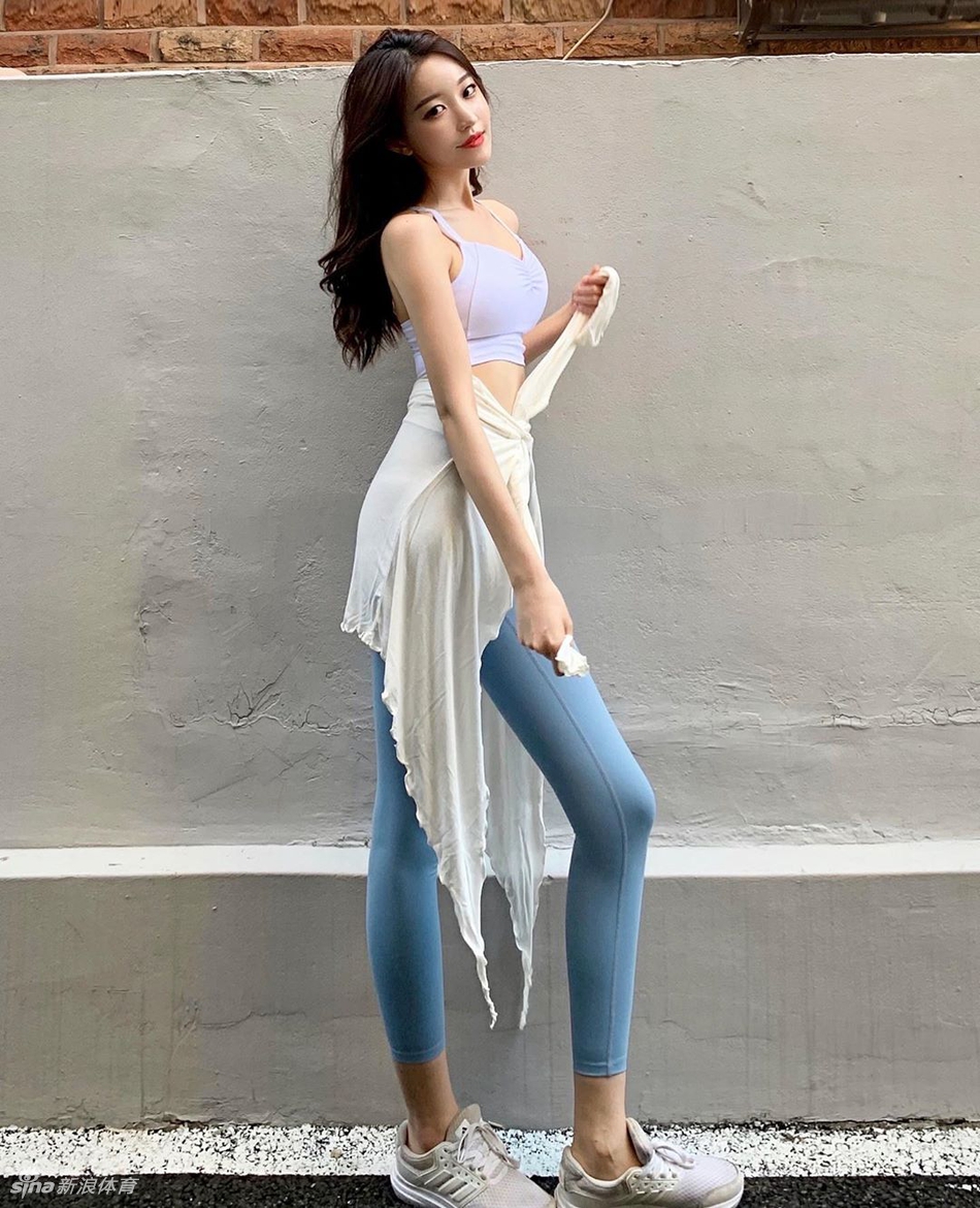 太撩人！长腿小姐姐爱健身柔韧性满分