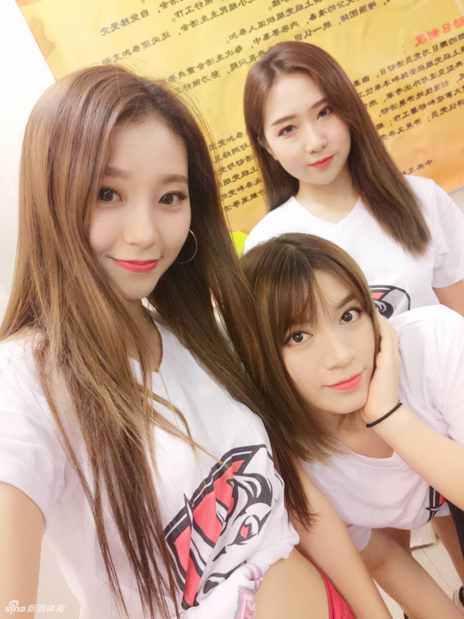 提到cba大红大紫的篮球宝贝,广东舞时尚啦啦队队长黄逸辉一定排在首位