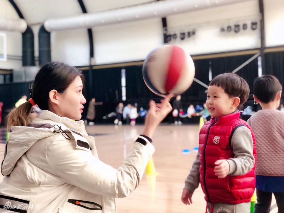 货真价实篮球小迷妹！打球？她可不怕你！