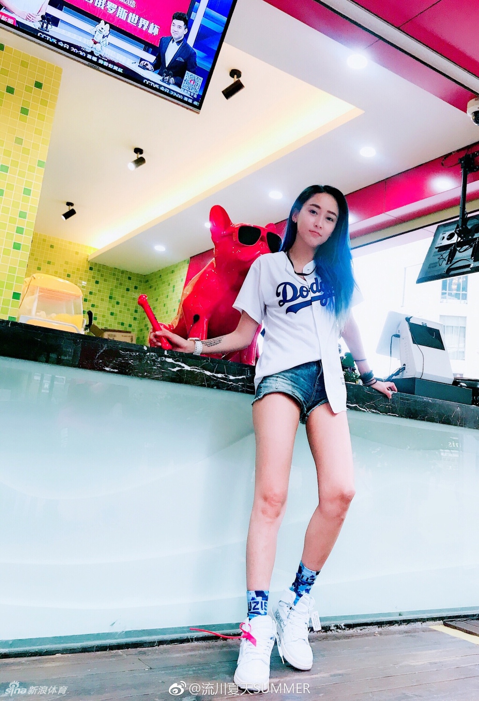 飘逸球风+亮眼蓝发 她是流川姐姐!