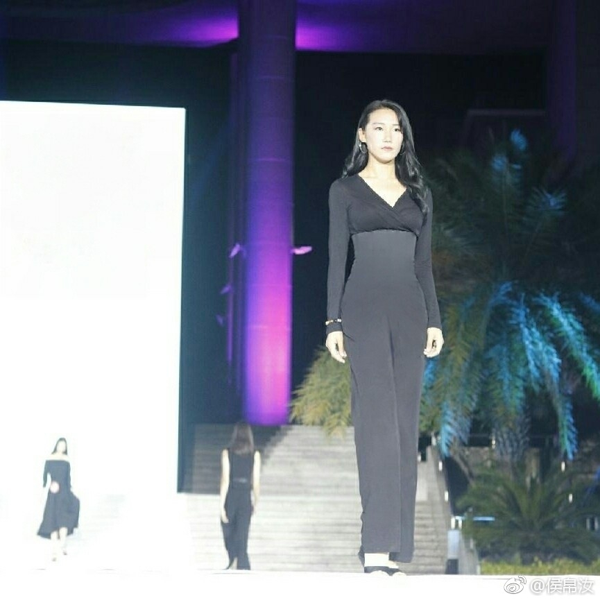 高挑模特姐姐!她还打过女篮校队