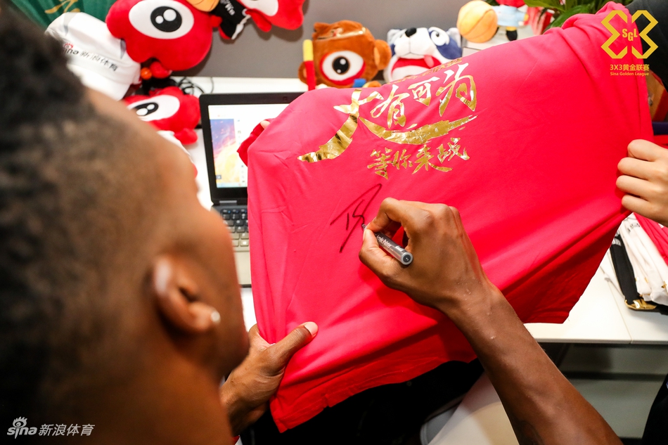 魔兽霍华德造访新浪总部