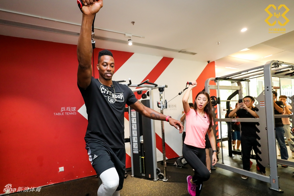 魔兽霍华德造访新浪总部