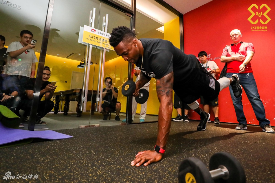 魔兽霍华德造访新浪总部