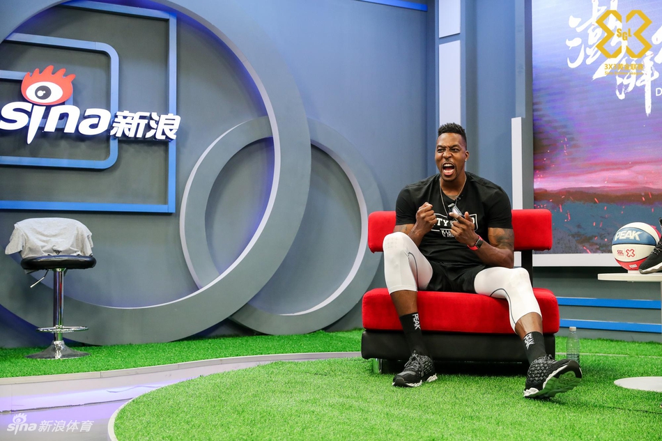 魔兽霍华德造访新浪总部