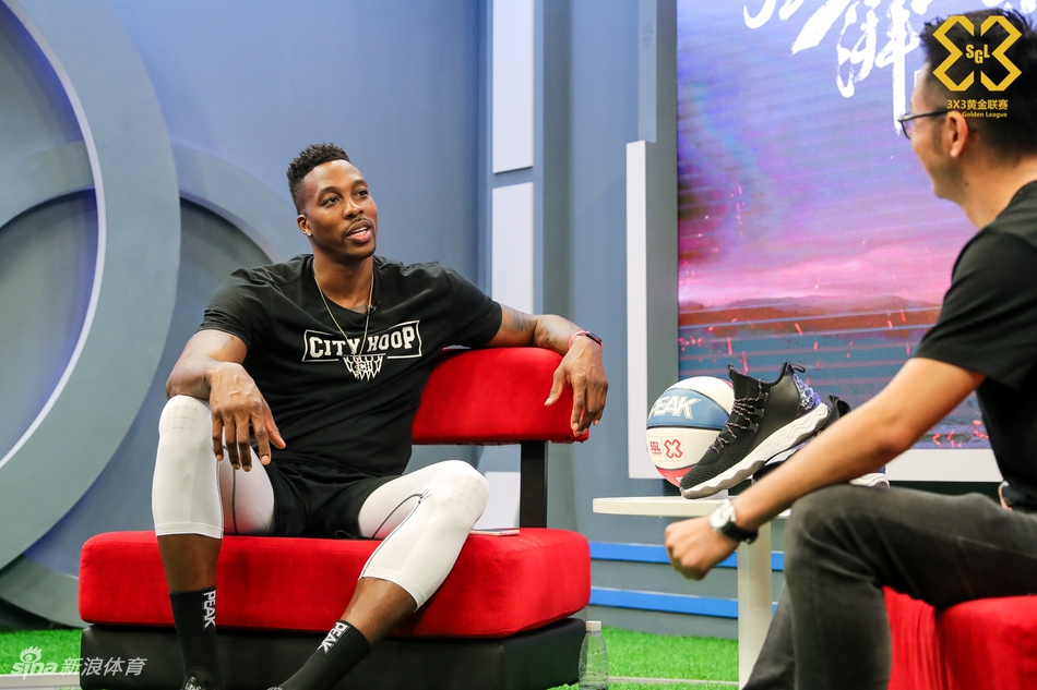 魔兽霍华德造访新浪总部