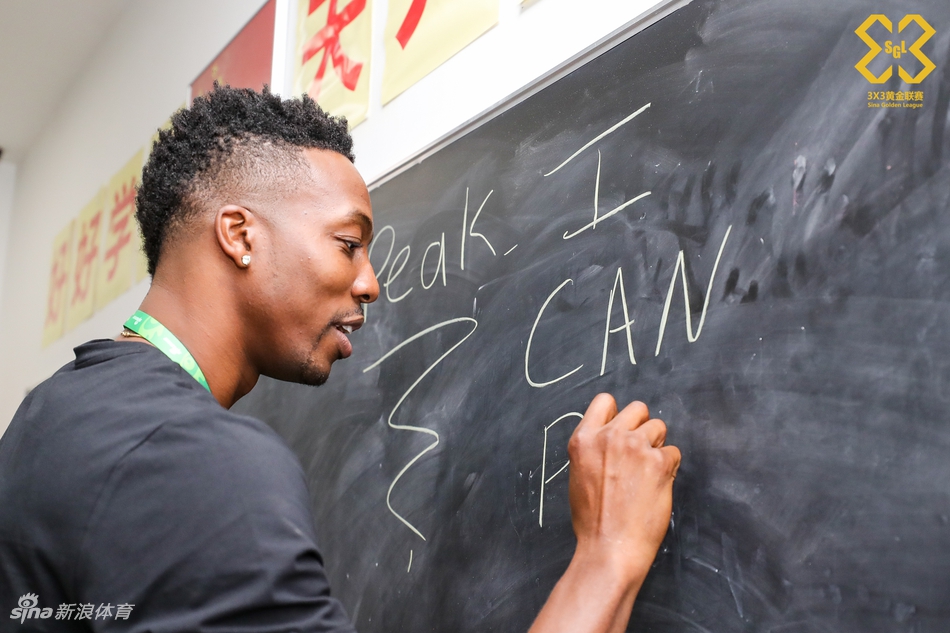 魔兽霍华德造访新浪总部