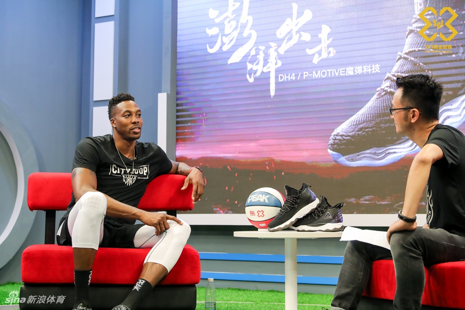 魔兽霍华德造访新浪总部