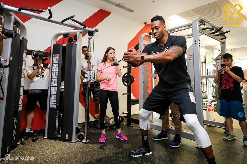 魔兽霍华德造访新浪总部