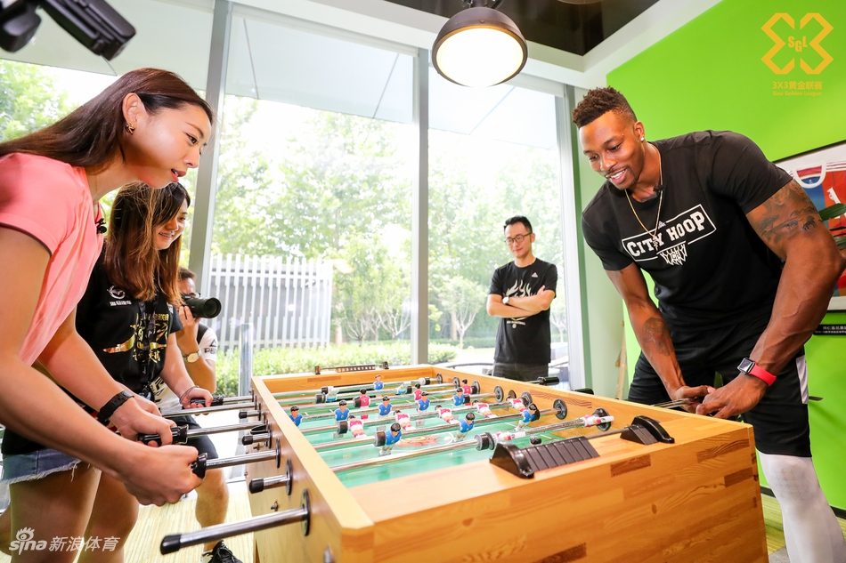 魔兽霍华德造访新浪总部