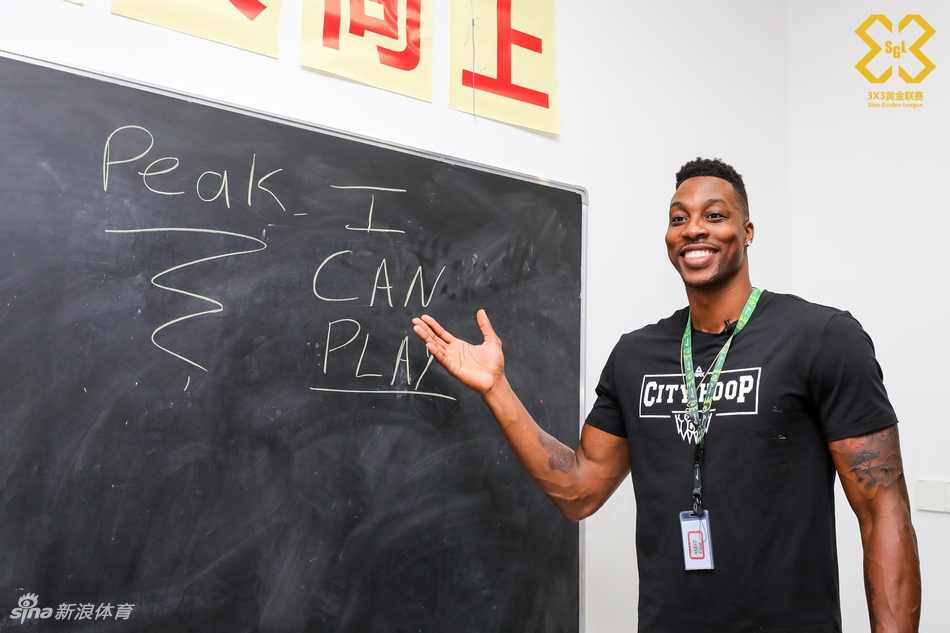 魔兽霍华德造访新浪总部