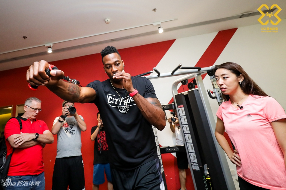 魔兽霍华德造访新浪总部