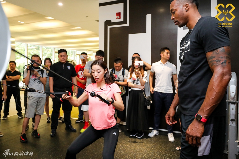 魔兽霍华德造访新浪总部