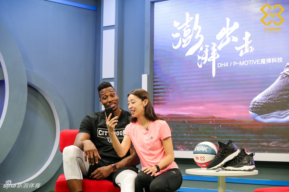 魔兽霍华德造访新浪总部