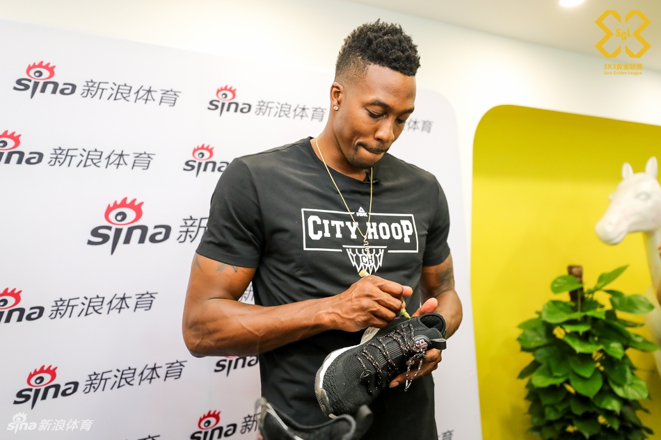 魔兽霍华德造访新浪总部