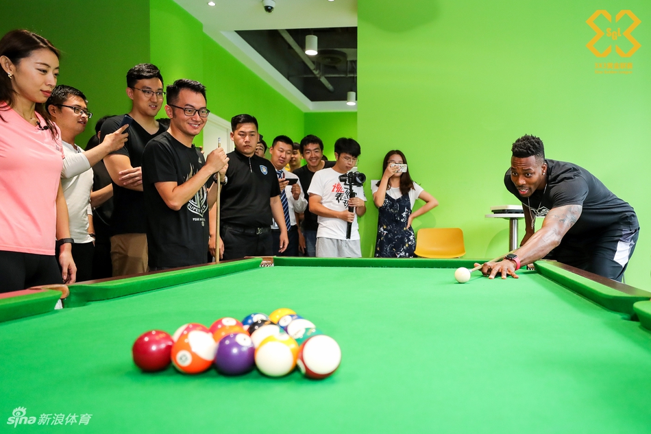 魔兽霍华德造访新浪总部