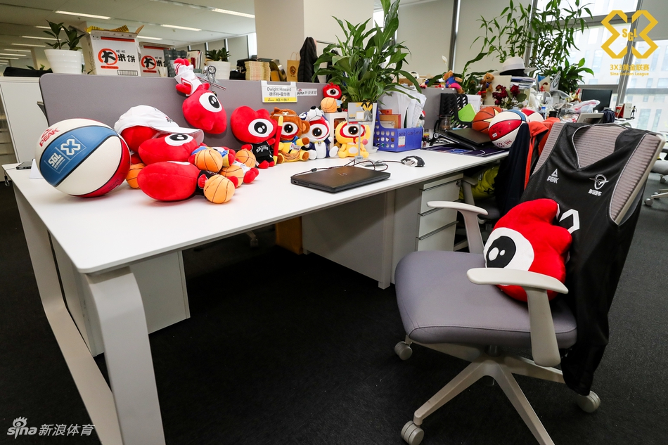 魔兽霍华德造访新浪总部