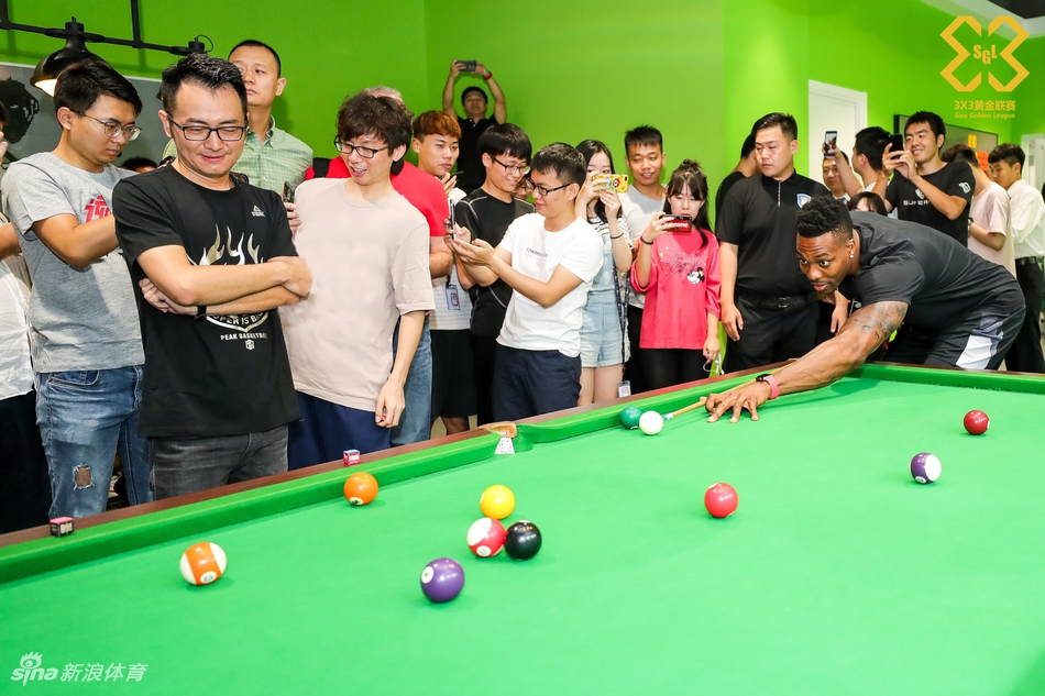 魔兽霍华德造访新浪总部